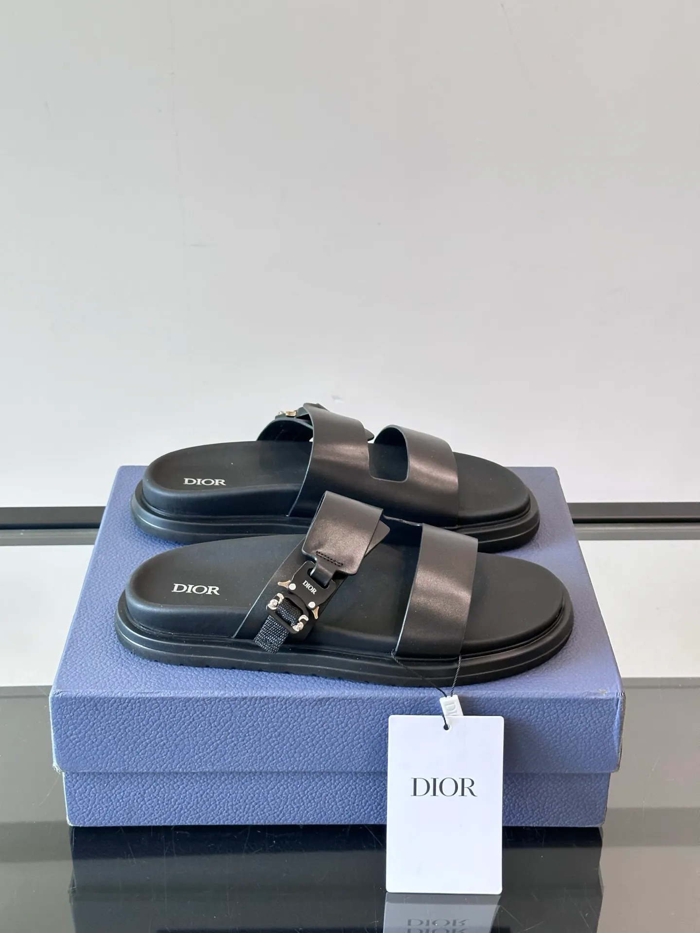Factory price: 300💰Dior Aqua men's sandals and slippers. Showcasing Dior haute couture design. The Dior gray suede strap is accented with an aluminum Dior buckle for added style. Paired with a comfortable tonal notch sole, they pair easily with shorts or jeans for a sophisticated look. Main body: suede cow leather, technical fabric lining: cow leather, with adjustable straps, aluminum Dior buckle, Dior gray EVA insole, tonal notch rubber outsole splicing structure👌👌 size: 38-44 (45.46 customized)